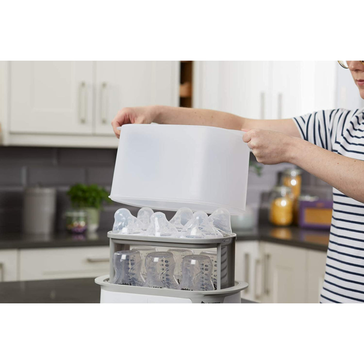 Tommee Tippee Advanced Steam Electric Steriliser for Baby Bottles, 99.9% of Bacteria, 5-Minute Sterilisation Cycle
