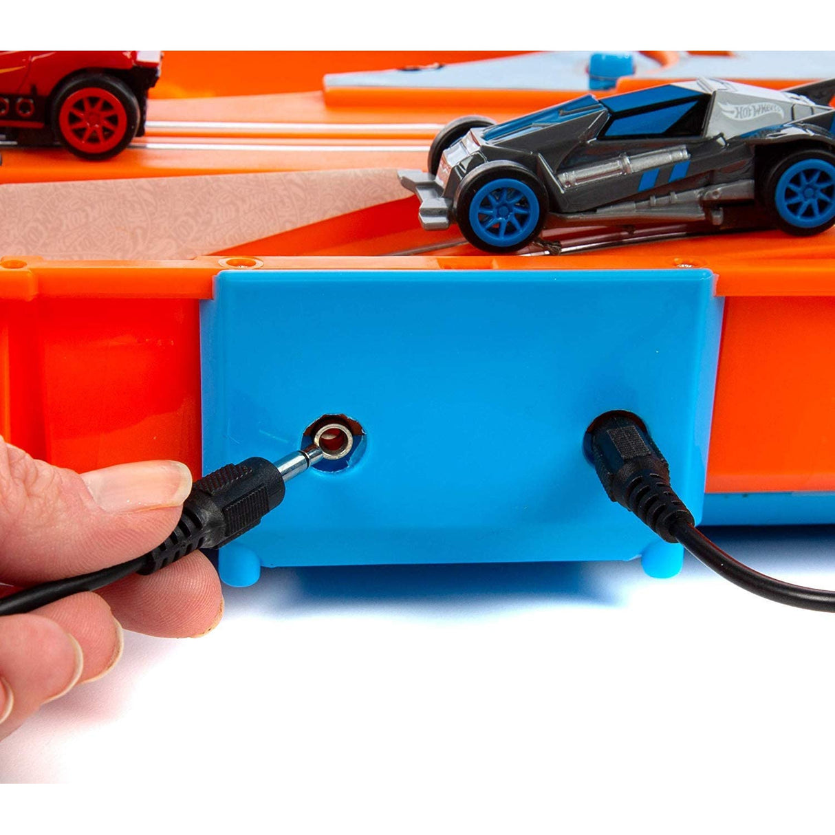 Hot Wheels Deluxe Track Pack – Slot Track Carrying Case – Includes Two 1:64 Cars with 9.1 Feet of Track