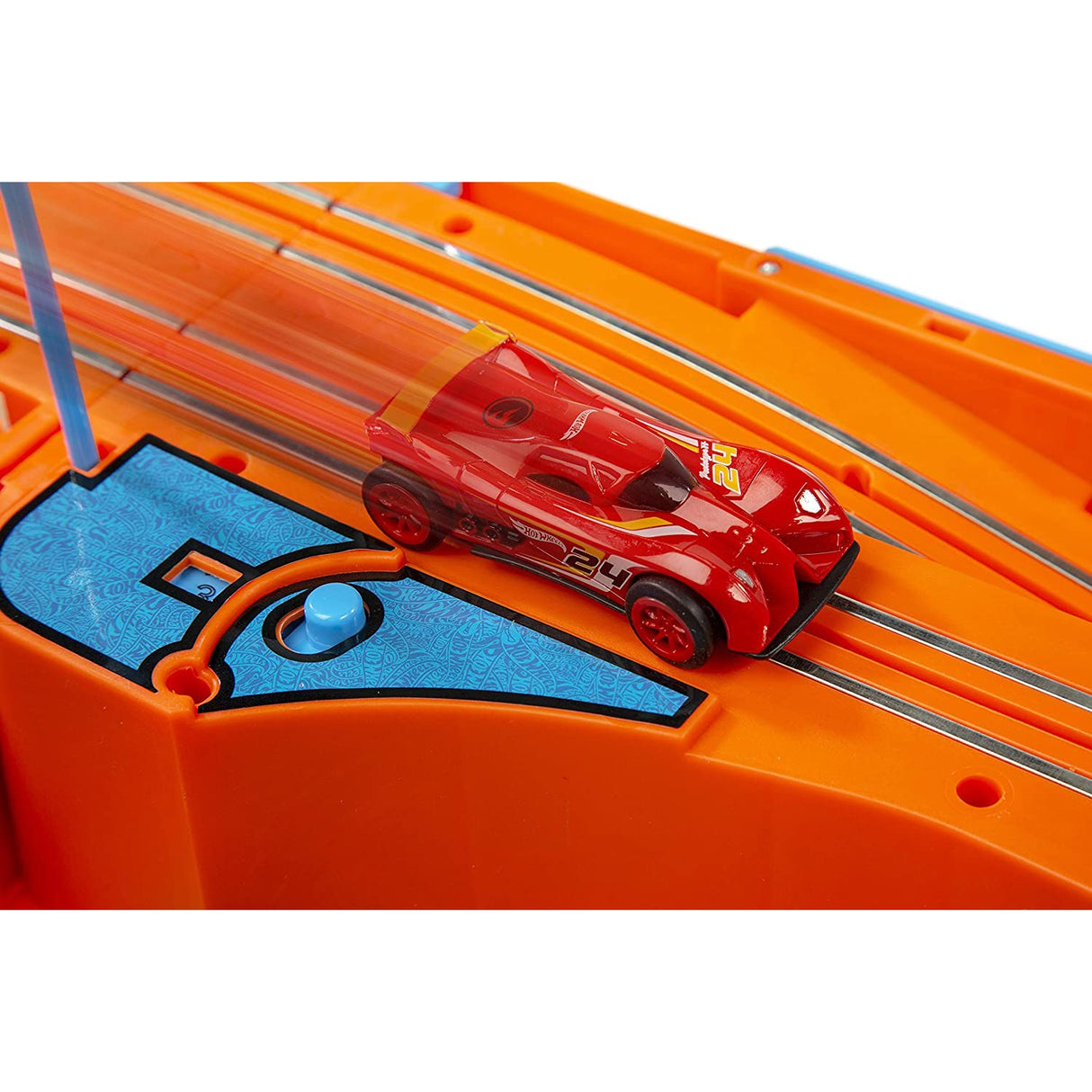 Hot Wheels Deluxe Track Pack – Slot Track Carrying Case – Includes Two 1:64 Cars with 9.1 Feet of Track